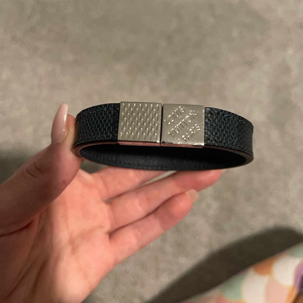 Louis Vuitton leather clasp black / grey bracelet